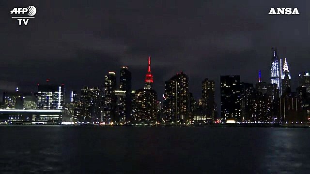 Coronavirus, l'Empire State Building si colora di rosso e bianco