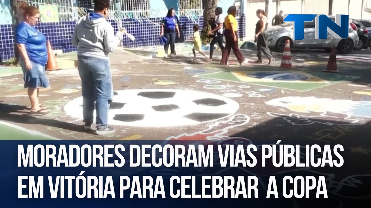 Moradores decoram vias públicas em vitória para celebrar  a copa