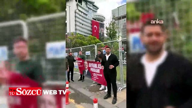 CHP Gençlik ve Kadın Kolları, CHP Genel Merkezi'nin girişine Özgür Özel'in bayramlaşma programının pankartını astı