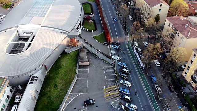 L'omaggio delle forze dell'ordine ai medici, infermieri e operatori sanitari davanti al pronto soccorso di Parma