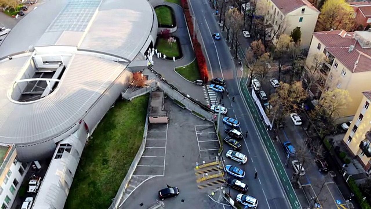 L'omaggio delle forze dell'ordine ai medici, infermieri e operatori sanitari davanti al pronto soccorso di Parma