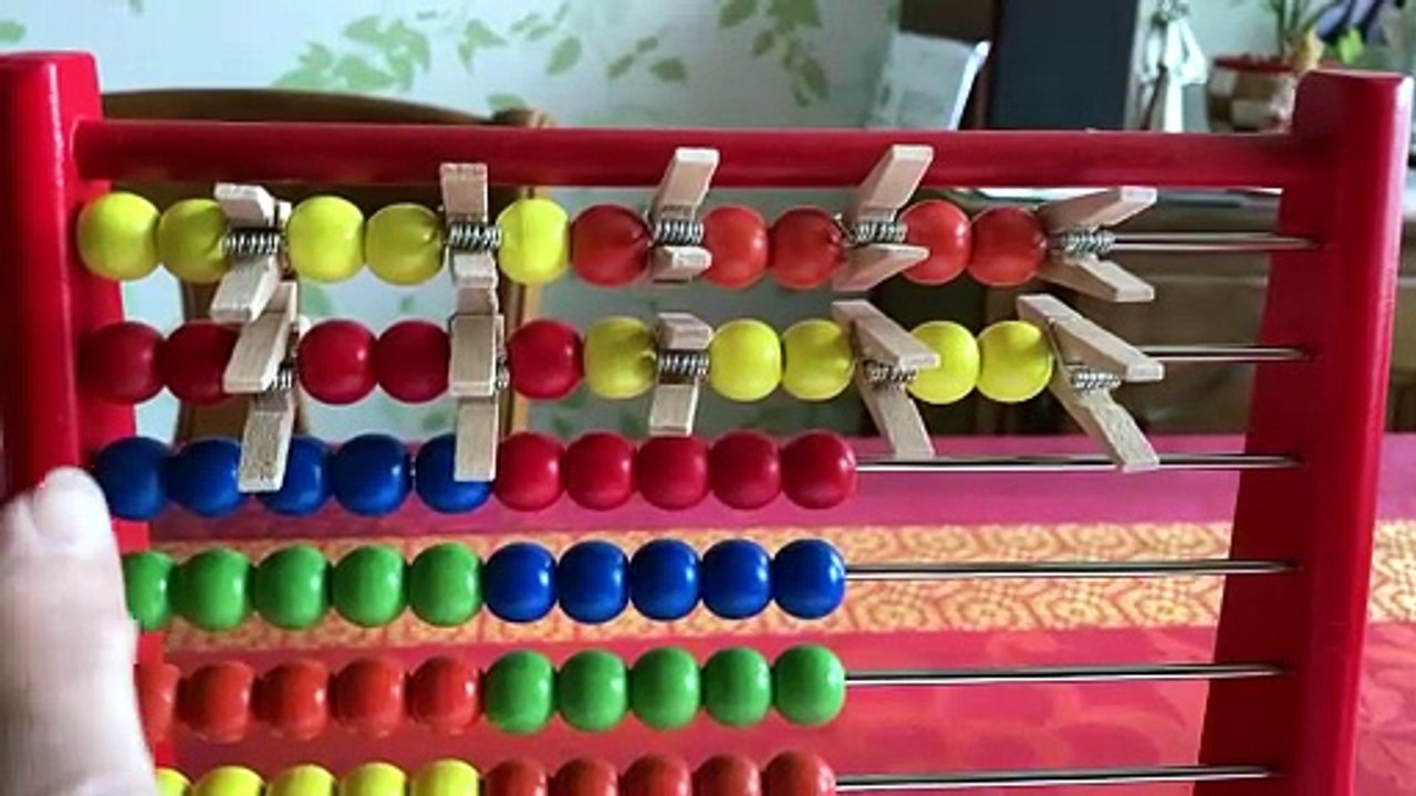 Itable de multiplication avec boulier et pinces à linge