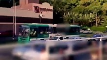 Surtou? Motorista faz protesto em cima de ônibus em Salvador
