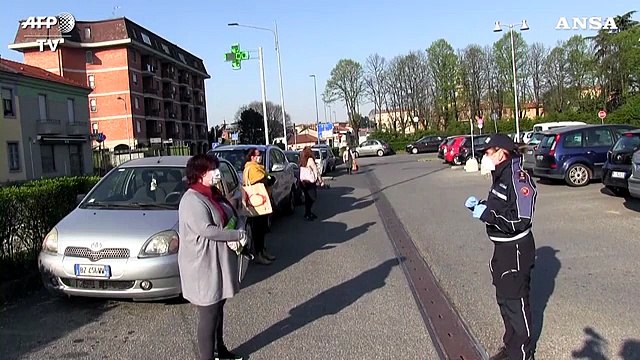 Coronavirus, a Canonica d'Adda spesa alternata per uomini e donne