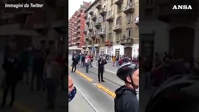 Coronavirus, tensioni a Torino tra Polizia e manifestanti