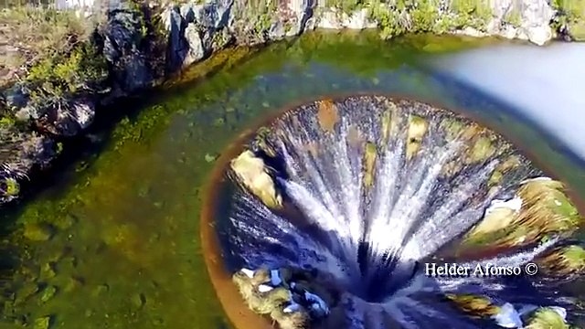 Portogallo, non è un’illusione ottica: ecco il lago col buco