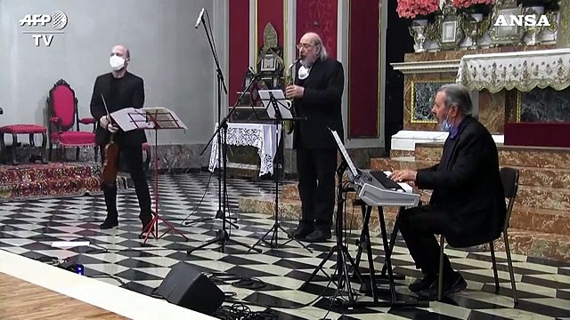 Coronavirus, musicisti suonano durante la messa a Nembro per le vittime