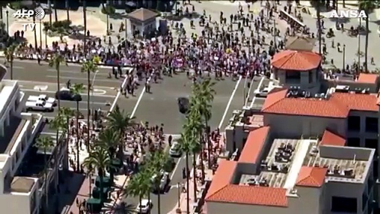 Coronavirus, il governatore chiude le spiagge e in California scoppiano le proteste