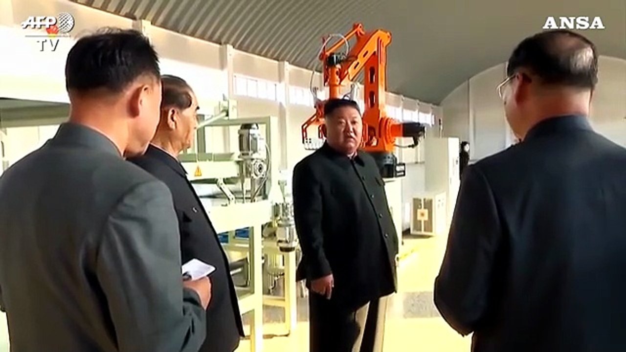 Kim Jong Un riappare in pubblico dopo tre settimane di mistero