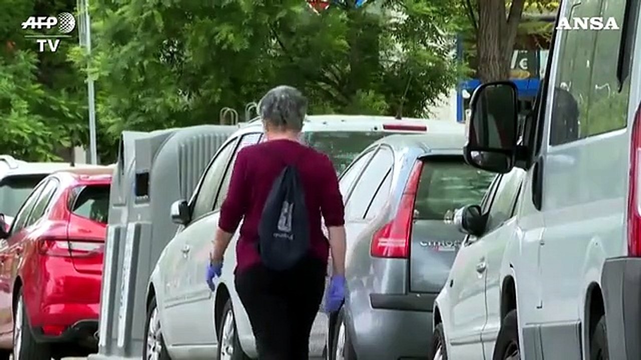 Coronavirus, a Madrid gli anziani passeggiano per le strade