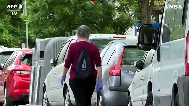 Coronavirus, a Madrid gli anziani passeggiano per le strade