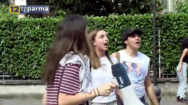 STUDENTI IN MARCIA PER LA PACE LUNGO LE VIE DEL CENTRO DI PARMA | STUDENTI IN MARCIA PER LA PACE LUNGO LE VIE DEL CENTRO DI PARMA