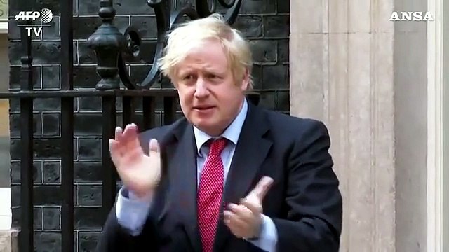 Coronavirus, l'applauso di Johnson a medici, infermieri e lavoratori