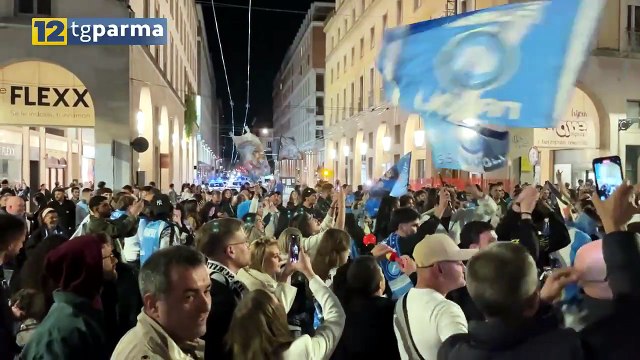 SCUDETTO NAPOLI, SCONTRI IN VIA FARINI DURANTE I FESTEGGIAMENTI | SCUDETTO NAPOLI, SCONTRI IN VIA FARINI DURANTE I FESTEGGIAMENTI