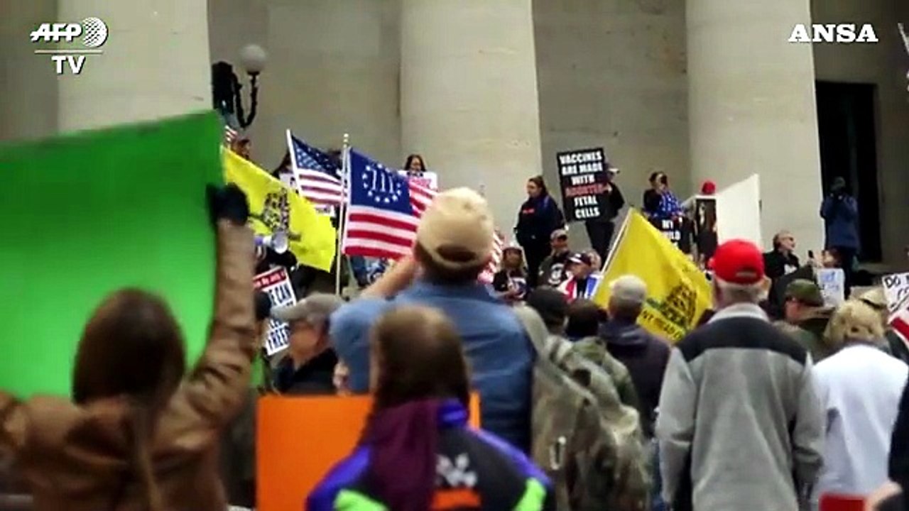 Fucili in spalla e cartelli: la protesta contro il lockdown in Ohio