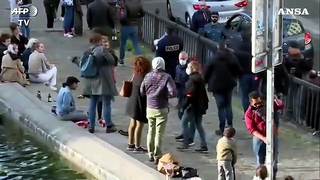 Parigi, strade affollate dopo il lockdown: l'intervento della Polizia
