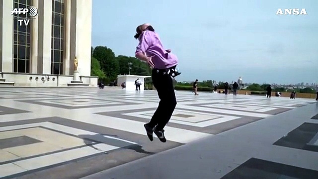 Parigi, un freerunner davanti alla Tour Eiffel dopo il lockdown