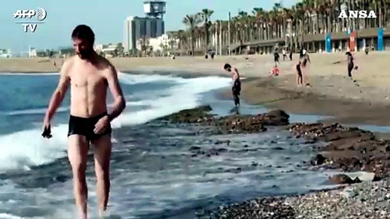 Coronavirus, Barcellona riapre le spiagge: si' allo sport tre ore al giorno