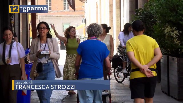 PIAZZA DELLA STECCATA: DONNA PARMIGIANA SCIPPATA E TRASCINATA PER METRI | PIAZZA DELLA STECCATA: DONNA PARMIGIANA SCIPPATA E TRASCINATA PER METRI