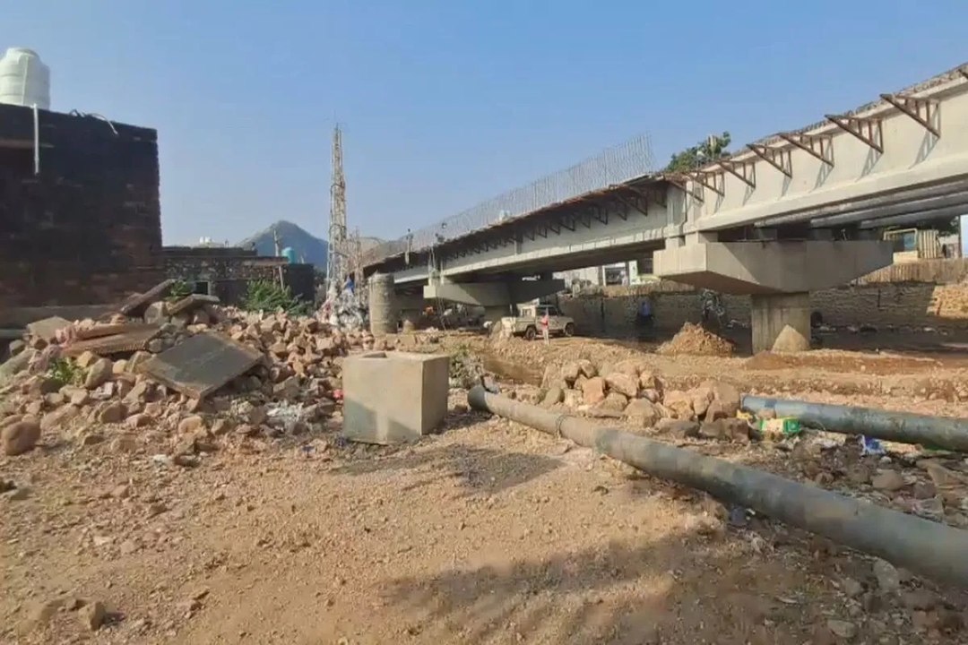 swm news: लटिया नाले पर मंडराता खतरा : बरसात में आबादी क्षेत्र डूबने की आशंका