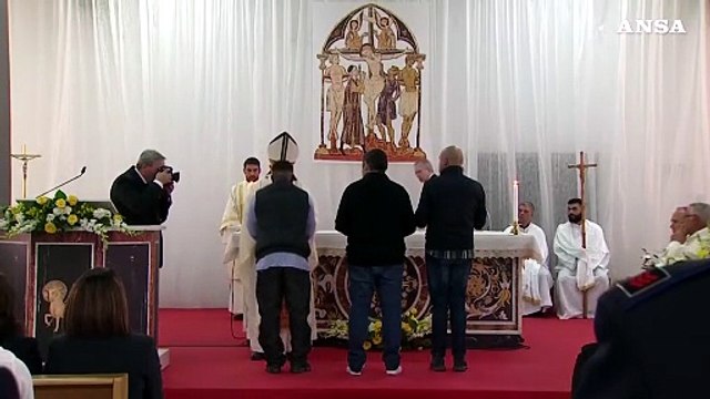 Papa: lavanda piedi in carcere, 'vescovo sia servitore'