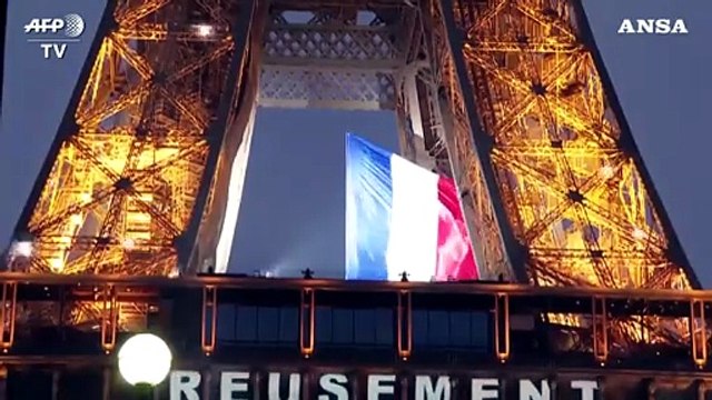 Coronavirus, la Tour Eiffel si illumina per omaggiare i lavoratori essenziali