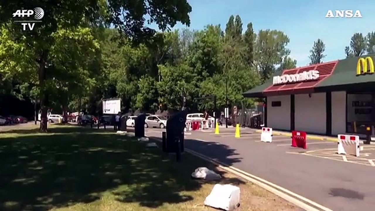 Regno Unito, riapre McDonald's: lunghe code di macchine per l'asporto