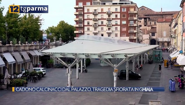 CADONO CALCINACCI DAL PALAZZO, TRAGEDIA SFIORATA IN GHIAIA | CADONO CALCINACCI DAL PALAZZO, TRAGEDIA SFIORATA IN GHIAIA