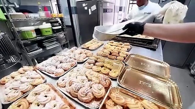 Fase 2, pasticceria napoletana dona dolci ai piu' bisognosi