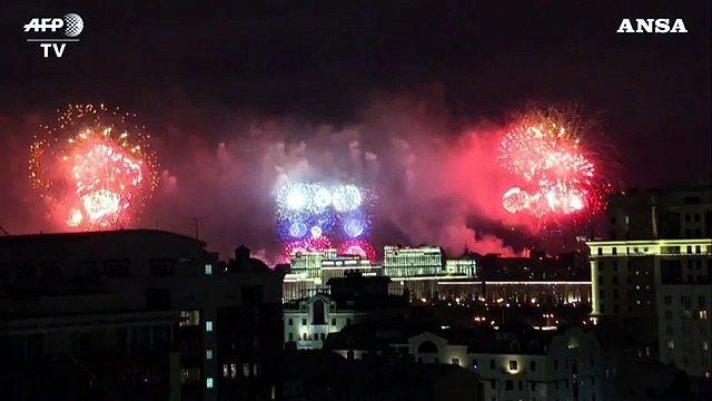 Russia celebra Giorno della Vittoria in lockdown, fuochi d'artificio a Mosca