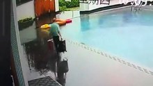 Il ne voit pas la piscine et va le regretter