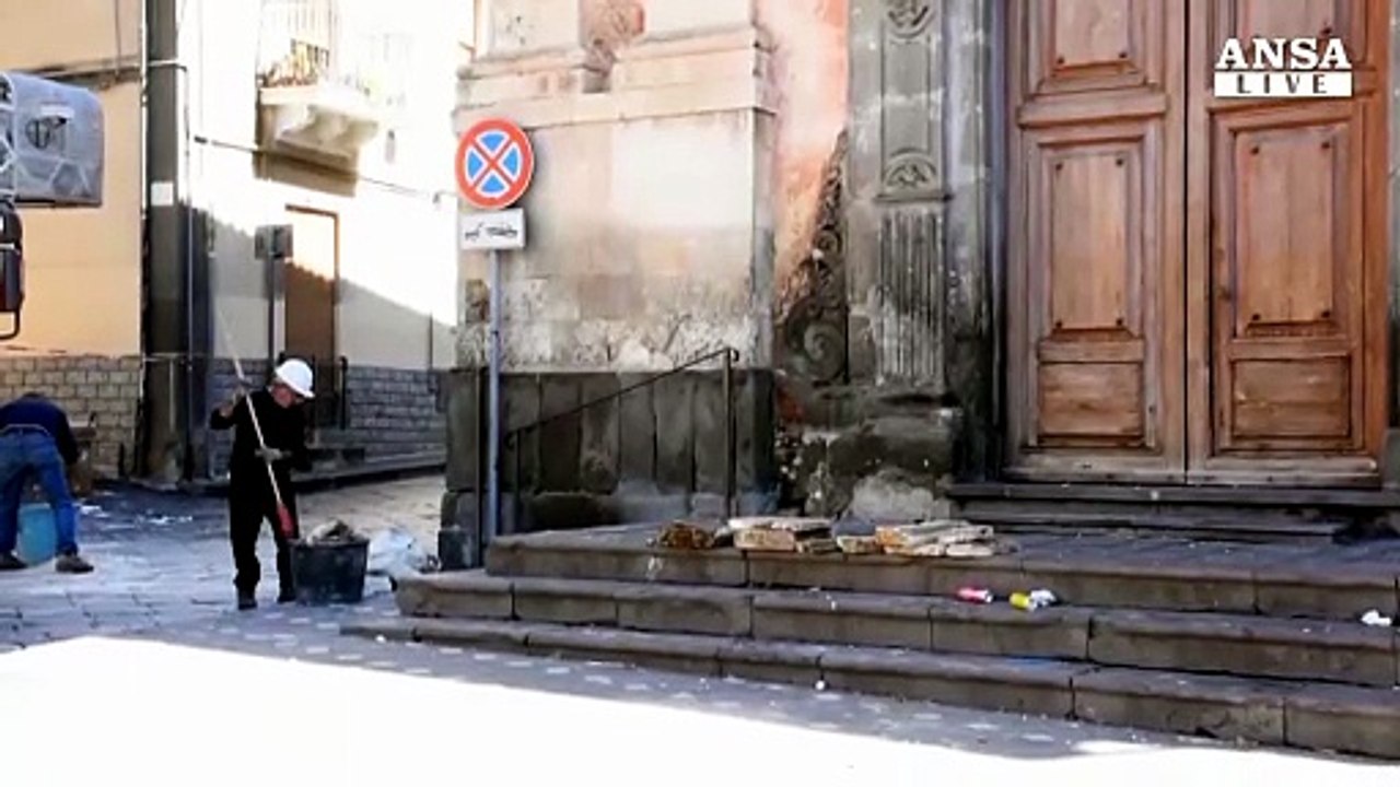 Sisma Catanese, crolli e gente in strada