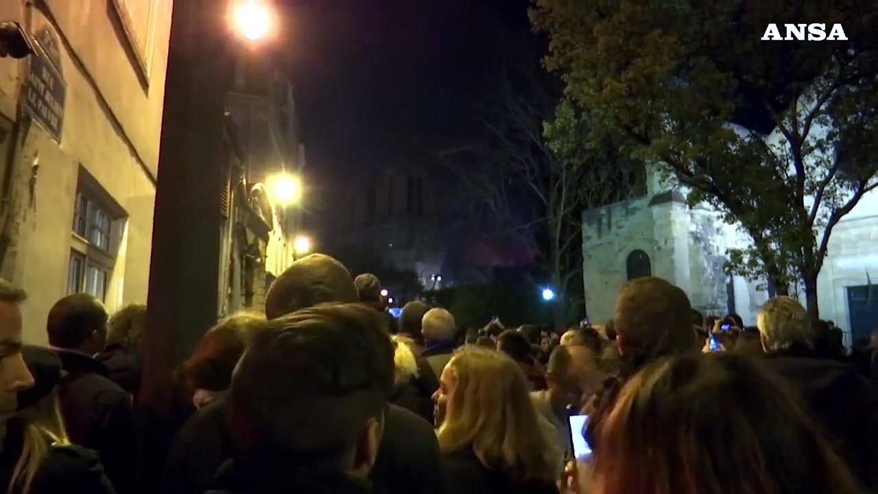 Fedeli in strada pregano per Notre-Dame