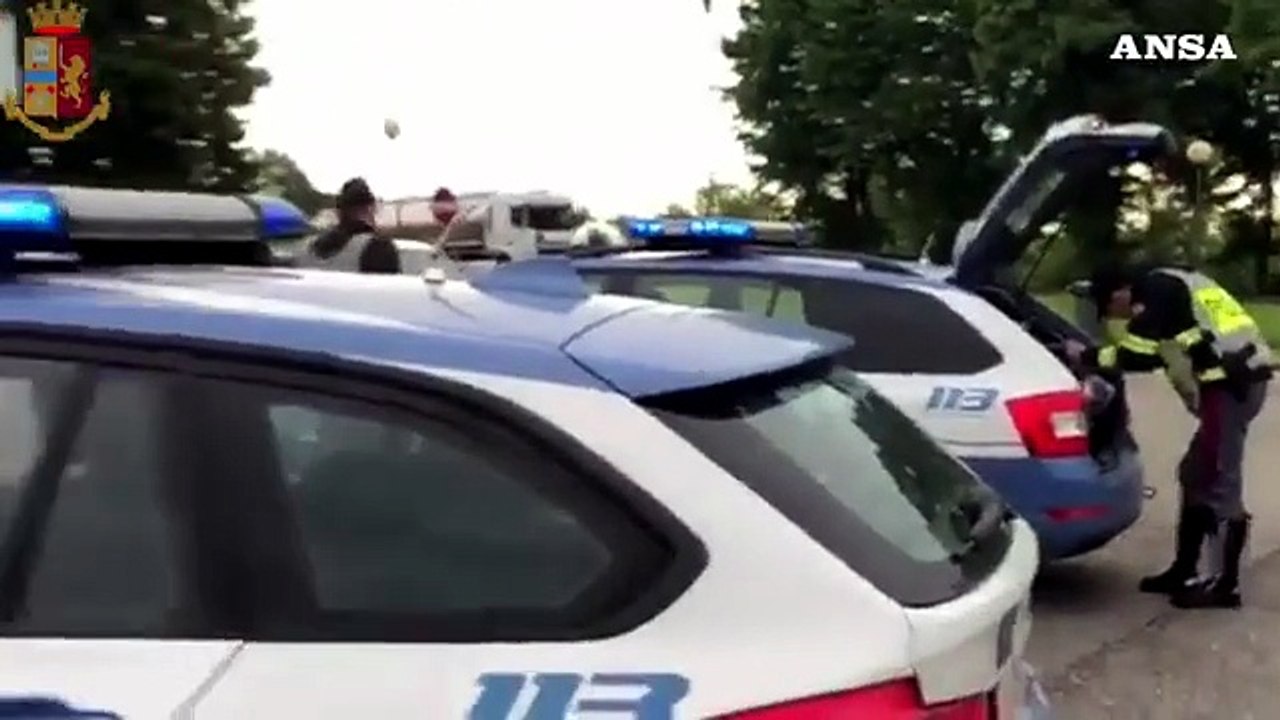 Ubriaco alla guida di bus con studenti, bloccato