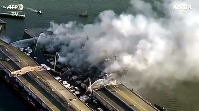 Incendio a San Francisco, l'alta colonna di fumo al molo Fisherman's Wharf