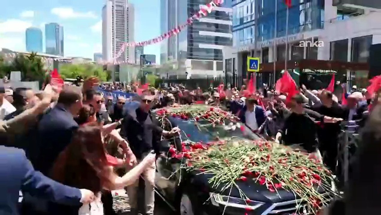 Kılıçdaroğlu 2,5 yılın ardından CHP Genel Merkezi'nde: Karanfillerle karşılandı