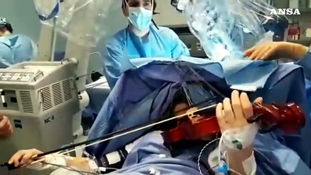 Operata di tumore al cervello mentre suona il violino