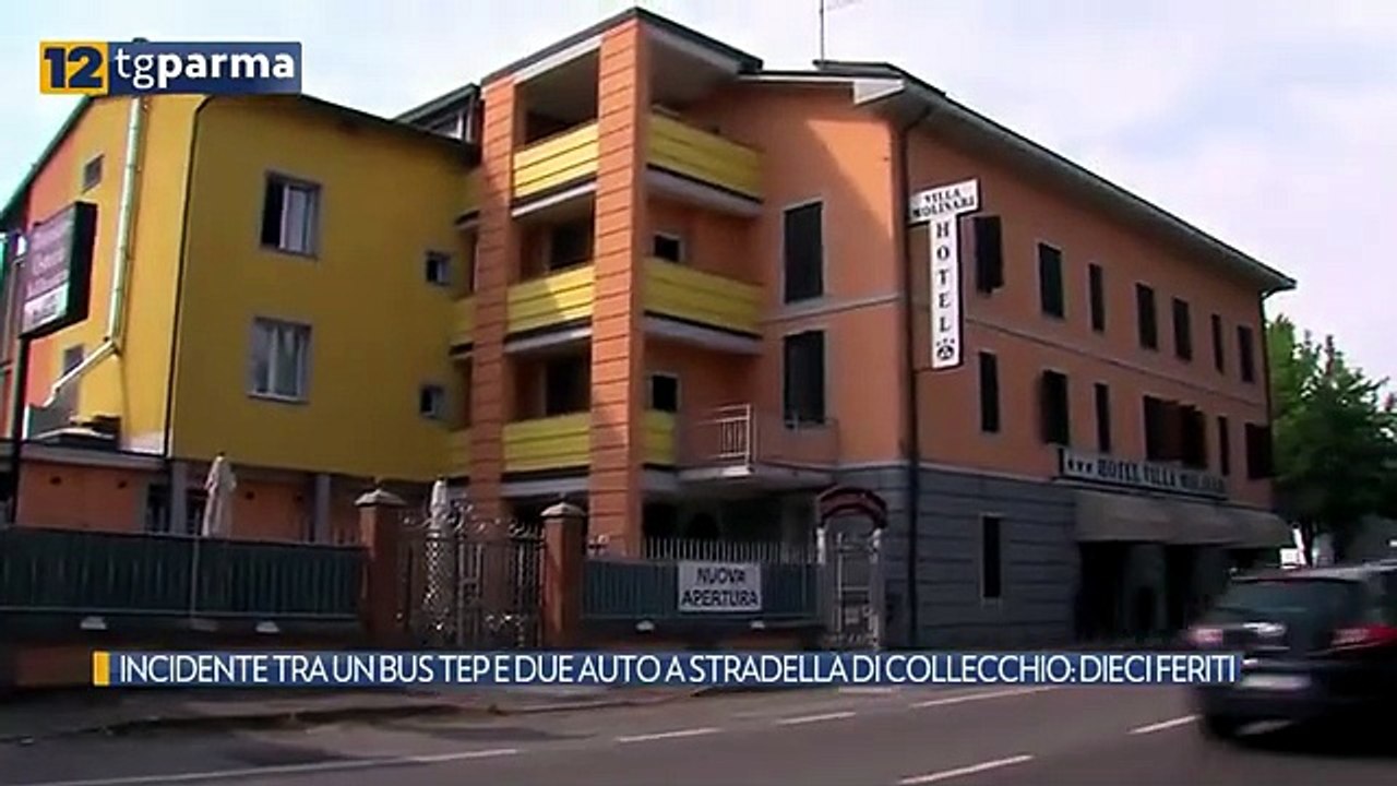 Incidente tra un bus Tep e due auto a Stradella di Collecchio: dieci feriti