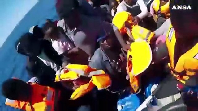 Salvati dalla Sea Watch 65 migranti a 30 miglia dalla Libia