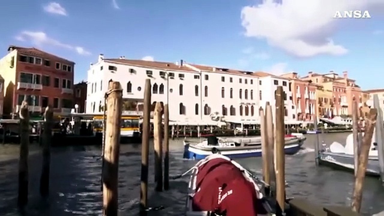 Turisti maleducati a Venezia, fioccano multe e daspo