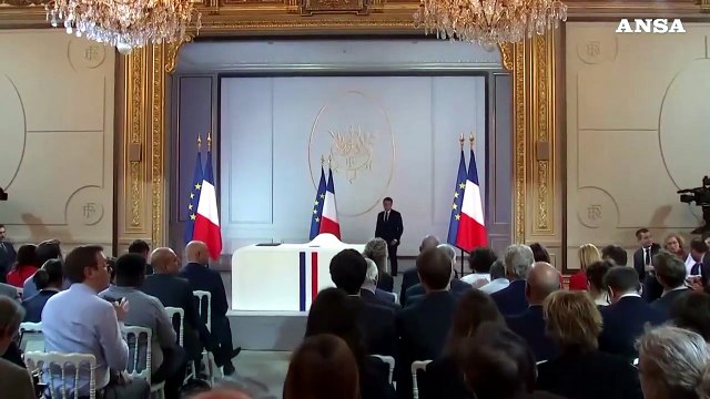 Macron tira dritto e annuncia un taglio delle tasse