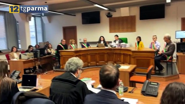 NEONATI SEPOLTI, CHIARA: HO PARTORITO IN PIEDI, HO MESSO IL BIMBO NELLA BUCA FATTA DAI CANI | NEONATI SEPOLTI, CHIARA: HO PARTORITO IN PIEDI, HO MESSO IL BIMBO NELLA BUCA FATTA DAI CANI