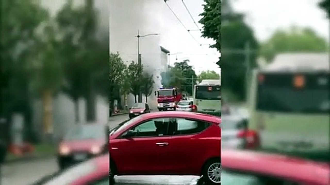 auto in fiamme