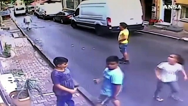 Turchia, prende al volo bimba caduta da una finestra