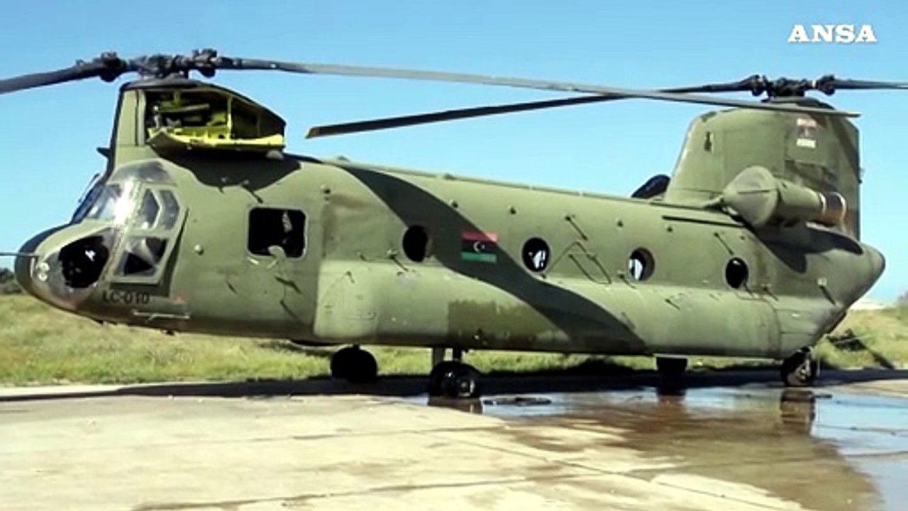 Haftar bombarda l'aeroporto, migliaia in fuga da Tripoli