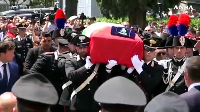 Folla a Somma Vesuviana per i funerali del carabiniere