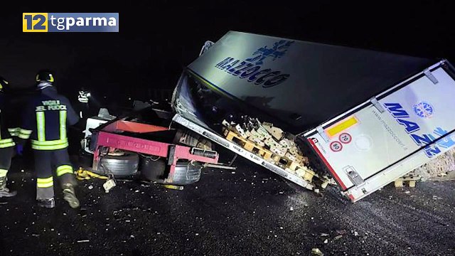 CAMION SI RIBALTA SULL'AUTOSOLE: FERITI LIEVI MA TRAFFICO IN TILT | CAMION SI RIBALTA SULL'AUTOSOLE: FERITI LIEVI MA TRAFFICO IN TILT