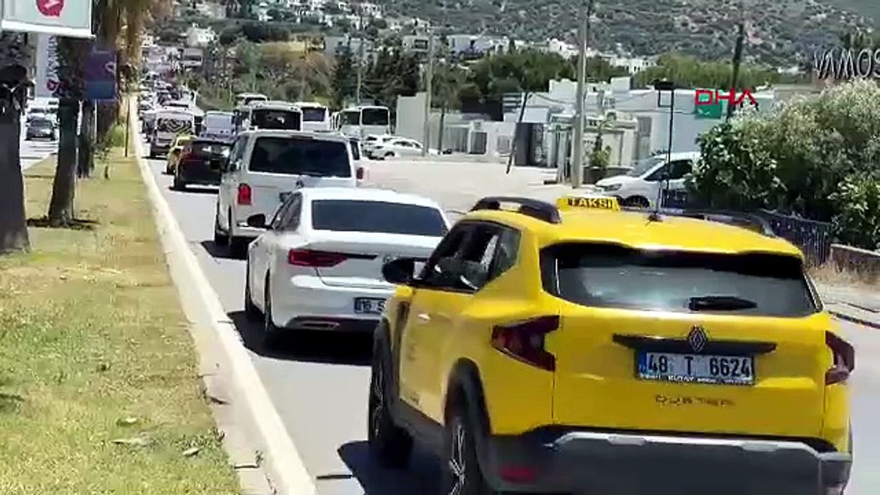 Tatil bitti, yollar kilit: Ünlü tatil cennetind...