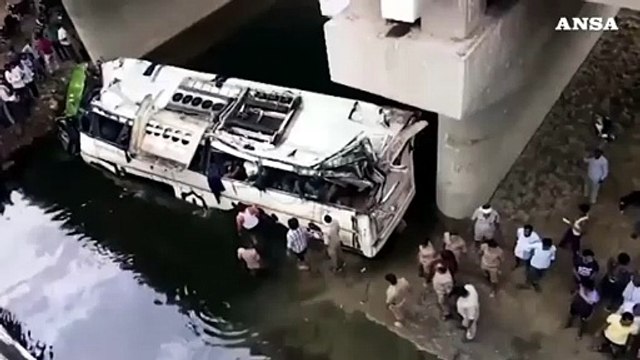 India, autobus in fossato, almeno 29 morti