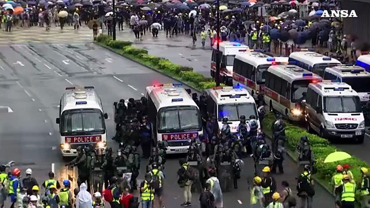 Escalation di scontri a Hong Kong, la polizia spara